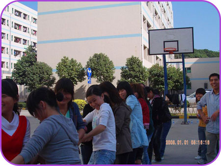 公司员工拔河比赛